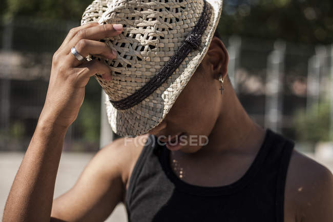 Afro young boy posing with straw hat outdoors — Stock Photo