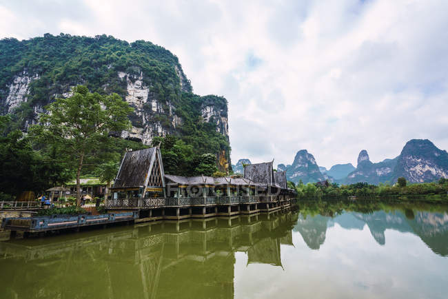 Tranquil Quy Son river and mountains under cloudy sky, Guangxi, China — Stock Photo