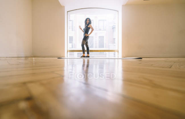 Femme souriante prenant un café en classe de danse — Photo de stock