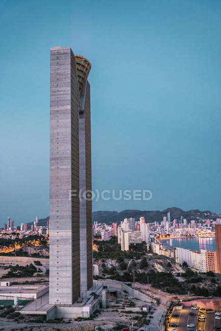 Возвышающийся памятник в городе в сумерках, Бенидорм, Испания — стоковое фото