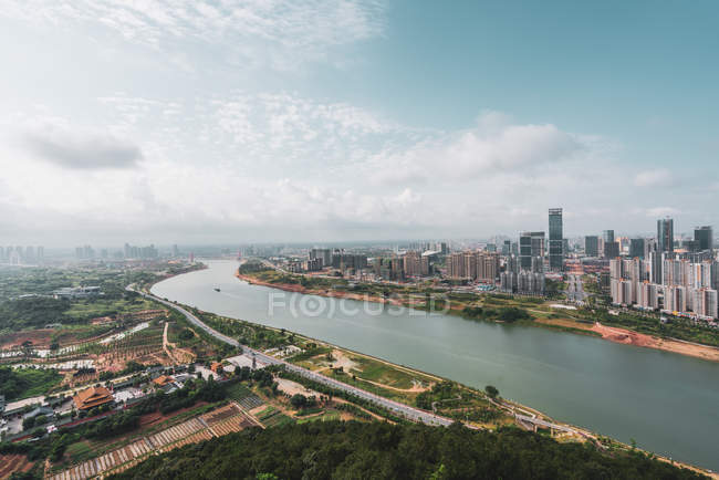 Міський пейзаж сучасної метрополії, на березі річки Наньнін, Китай — стокове фото