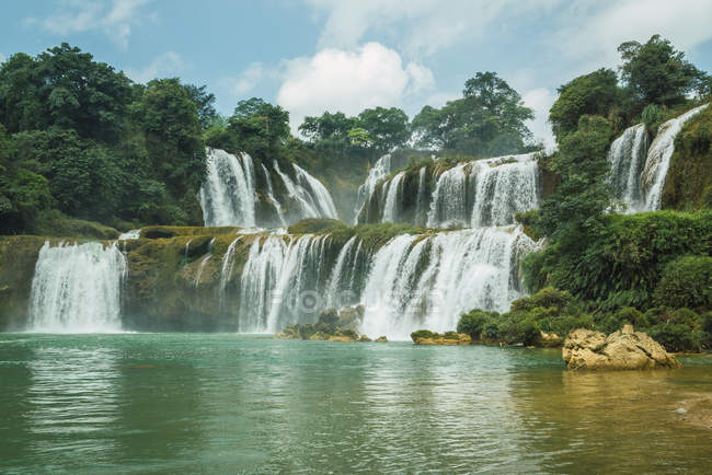 Atemberaubende Kaskade des chinesischen dezianischen Wasserfalls, Guangxi, China — Stockfoto