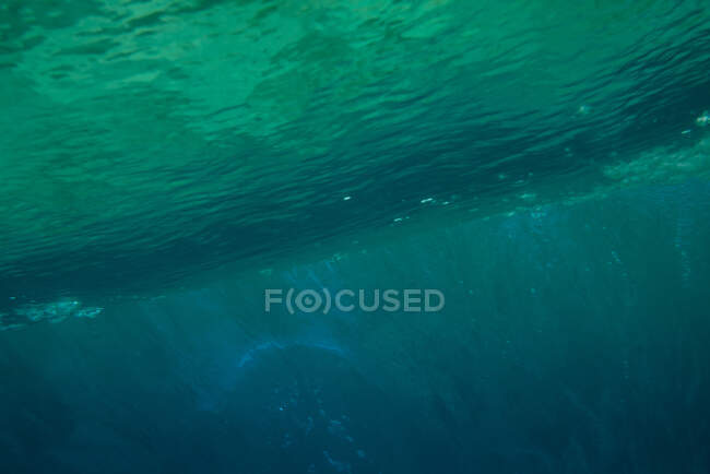 Hermosa ola oceánica con burbujas de aire - foto de stock