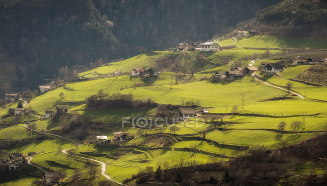 Vista deslumbrante de casas de pequena aldeia na encosta da montanha em Dolomitas. — Fotografia de Stock
