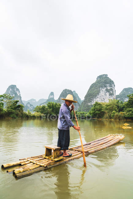 Chinese villager rafting on Quy Son river, Guangxi, China — Stock Photo