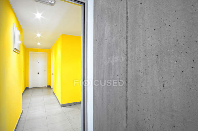 Puerta abierta al moderno corredor amarillo - foto de stock
