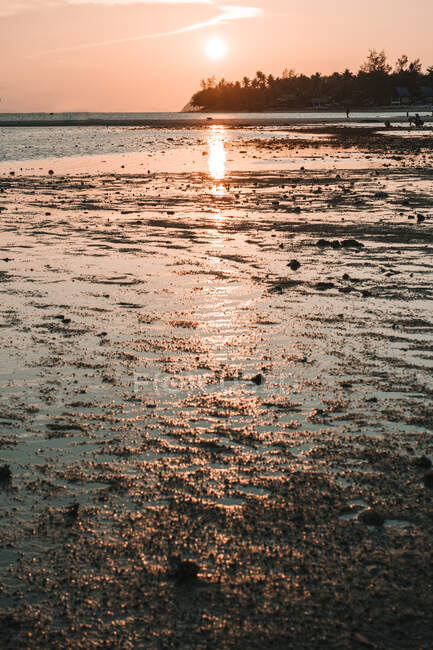 Blick auf Sandstrand und Meer bei Sonnenuntergang in Thailand. — Stockfoto