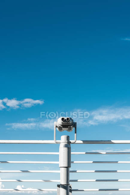 Binocular on viewpoint with cityscape — Stock Photo