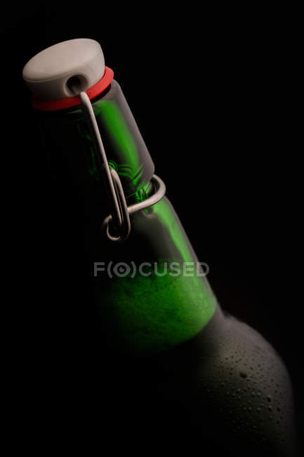 Primo piano della bottiglia di birra su sfondo scuro — Foto stock