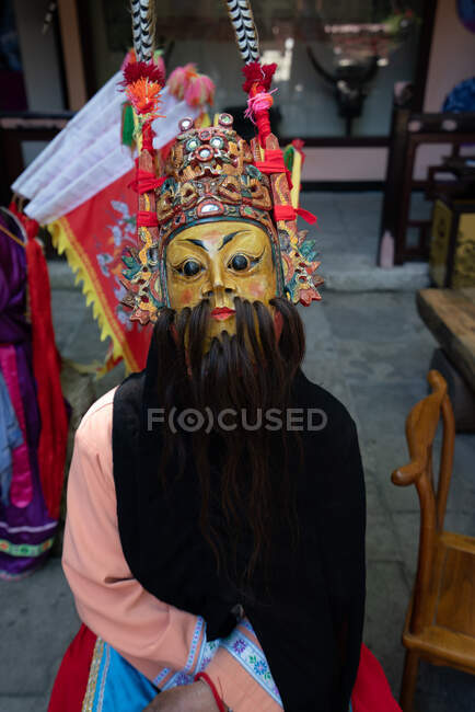 Miao persona con máscara tradicional - foto de stock