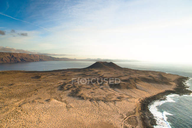 Península rochosa cênica com ondas do mar, La Graciosa, Ilhas Canárias — Fotografia de Stock