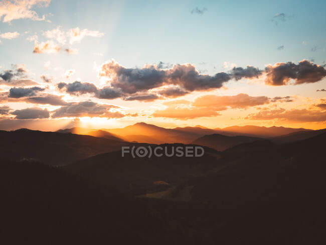 Ciel coloré au-dessus de vallée de montagne — Photo de stock