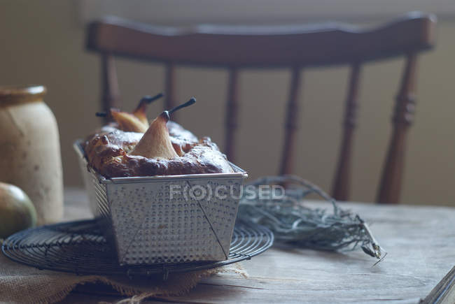 Torta di pere deliziosa appena sfornata in teglia su tavolo di legno — Foto stock