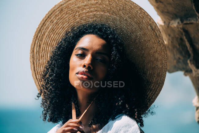 Retrato de uma mulher negra com chapéu de palha — Fotografia de Stock