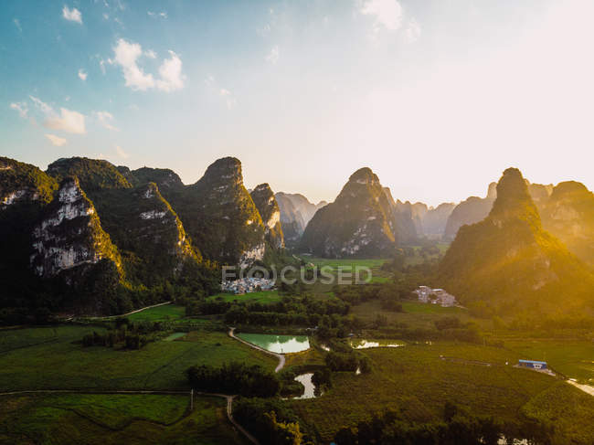 Reisfelder und einzigartige felsige Berge bei Sonnenuntergang, Guangxi, China — Stockfoto
