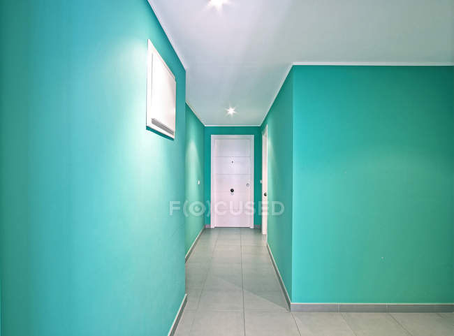 Interno del moderno corridoio di menta con porte bianche — Foto stock