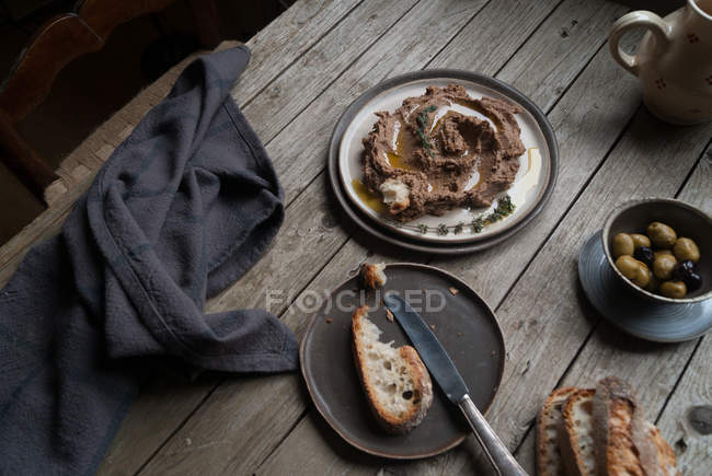 Patè di lenticchie su piatto su tavolo di legno rustico — Foto stock