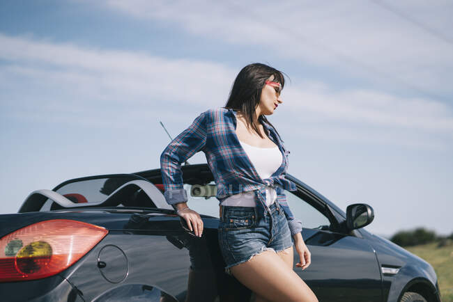 Mulher atraente posando em carro conversível. — Fotografia de Stock