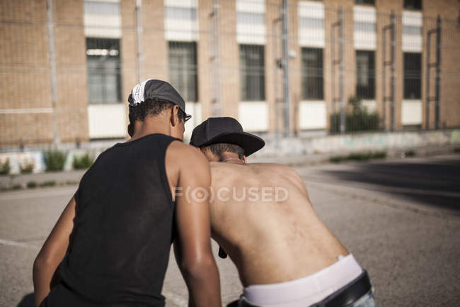 Jovem afro irmãos jogar basquete na quadra ao ar livre — Fotografia de Stock