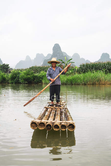 Rastreo aldeano chino en el río Quy Son, Guangxi, China - foto de stock