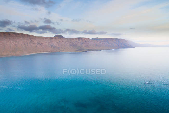 Paisagem de falésias e superfície azul do mar, La Graciosa, Ilhas Canárias — Fotografia de Stock