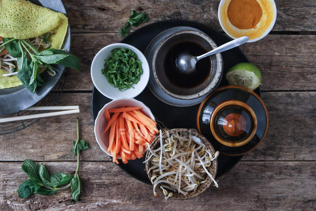 Вьетнамский блинчик с овощами на деревянном столе — стоковое фото
