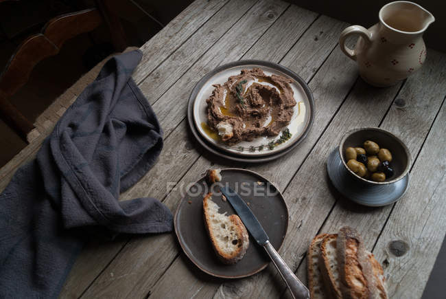 Сочевичний паштет на тарілці на сільському дерев'яному столі — стокове фото