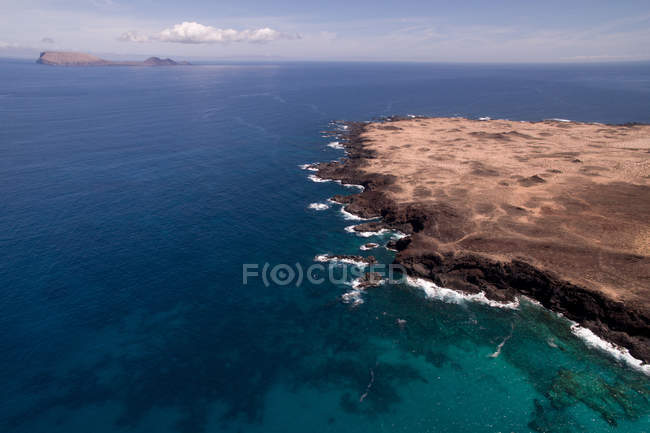 Falaise rocheuse dans l'océan bleu, La Graciosa, Îles Canaries — Photo de stock