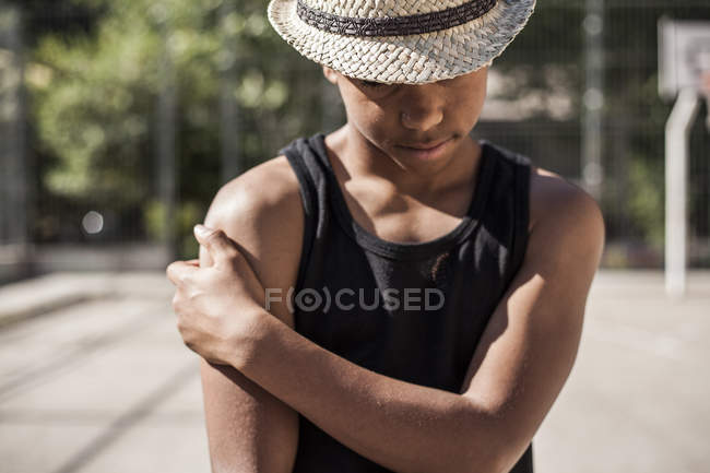 Afro jeune garçon posant avec chapeau de paille à l'extérieur — Photo de stock