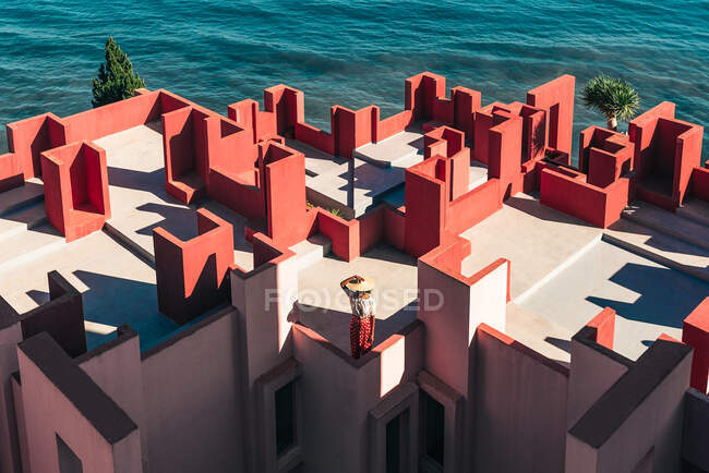 Schwarze Frau steht in einem bunten geometrischen Gebäude Dachterrasse — Stockfoto