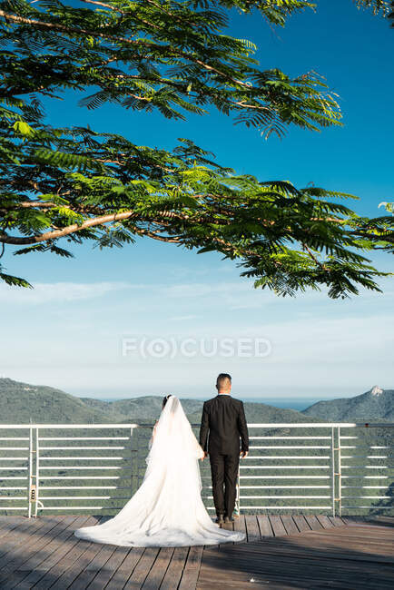 Anonymous bride and groom on view terrace — Stock Photo