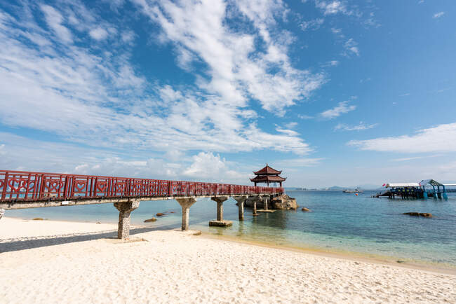 Ornamental footbridge on tropical seaside — Stock Photo