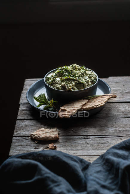 Délicieux apéritif tzatziki servi avec pita dans un bol sur une table en bois — Photo de stock