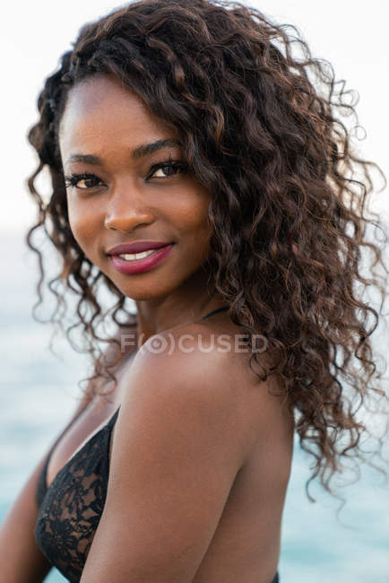 Портрет елегантної чорної жінки проти моря — стокове фото