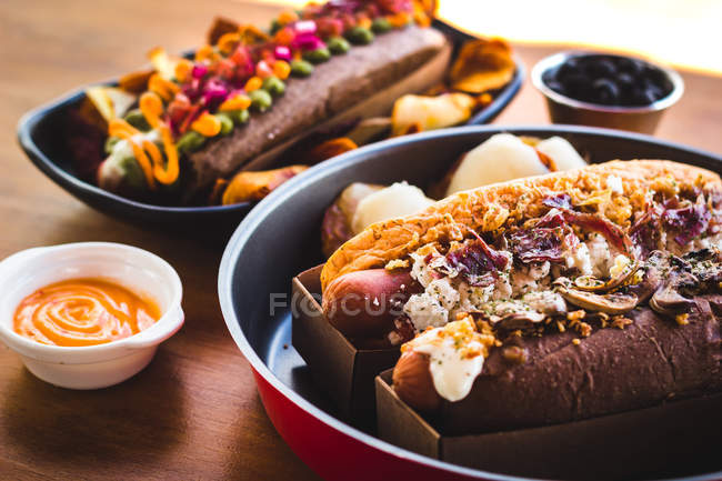 Fila di vari hot dog serviti — Foto stock