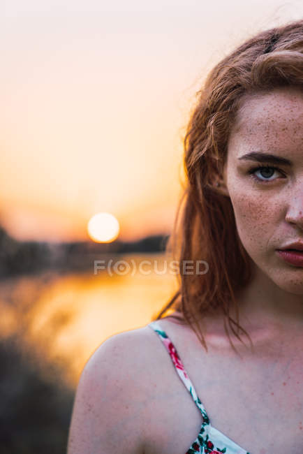 Portrait de femme aux taches de rousseur séduisante dans la nature au coucher du soleil — Photo de stock
