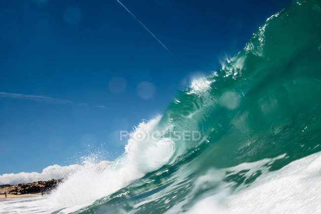 Primo piano dell'onda oscura dell'oceano contro il cielo blu — Foto stock
