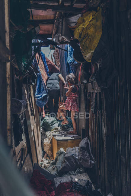 Petite fille sur la pauvre maison — Photo de stock