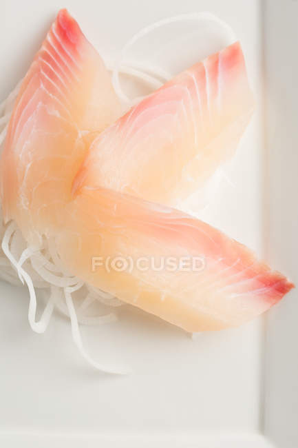 Традиционные японские сашими с дайконом на белом фоне — стоковое фото