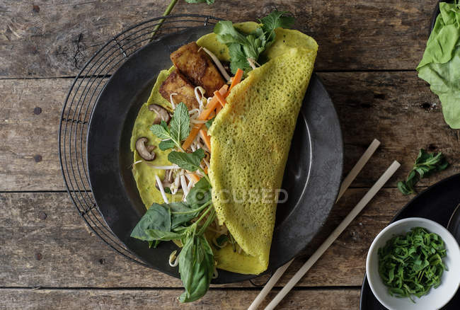 Panqueca frita salgada vietnamita com legumes na placa na mesa de madeira — Fotografia de Stock