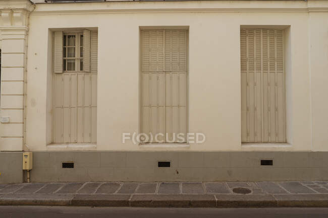 Façade d'un bâtiment extérieur avec châssis de fenêtre fermés — Photo de stock