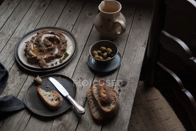Сочевицю паштет на плиті на сільському дерев'яний стіл — стокове фото