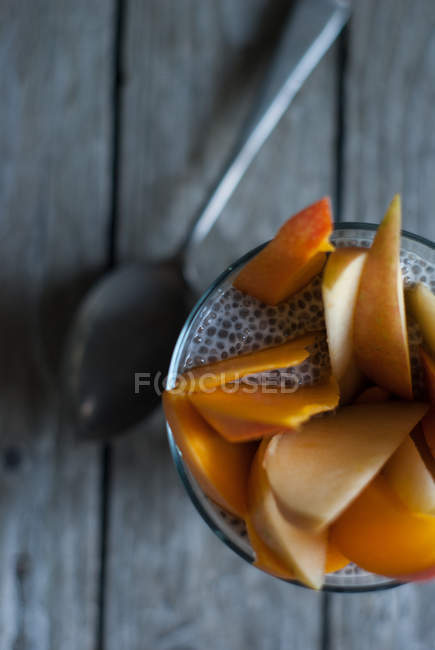 Delizioso budino chia con mango in vetro su tavolo di legno — Foto stock