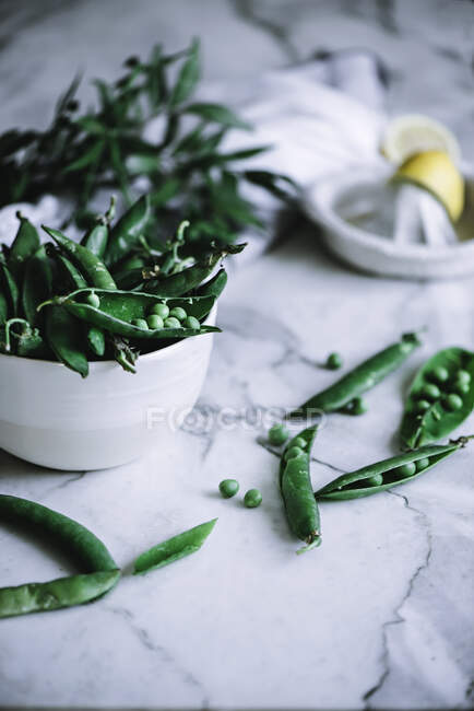 Bowl with fresh pea pods — Stock Photo