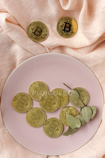 Bitcoin d'oro su sfondi colorati. Posa piatta — Foto stock