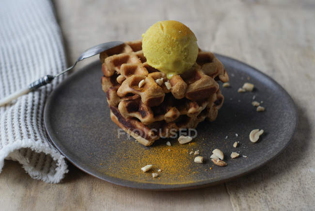 Waffles com sorvete de banana e caril no prato — Fotografia de Stock