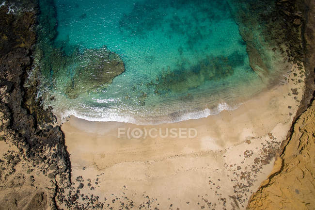 Океанская лагуна и песчаный пляж со скалами, Ла Грасиоса, Канарские острова — стоковое фото