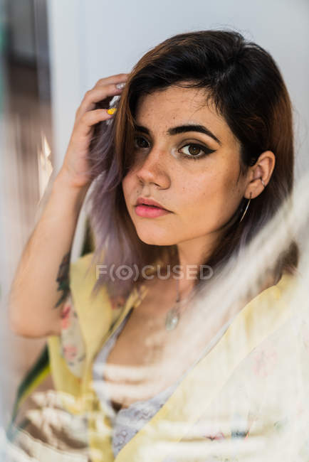 Porträt einer jungen Frau mit Make-up vor der Kamera — Stockfoto