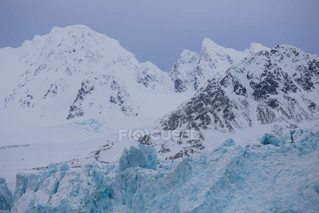 Snow covered mountains in winter, Svalbard, Norway — Stock Photo