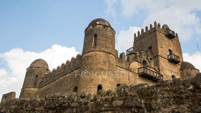 Средневековая крепость Королевского замка африканского города с башнями служила резиденцией императора и преемников — стоковое фото